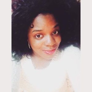 Meet your Posher, Khallia