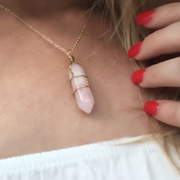 Very light pink crystal necklace with gold detail - Picture 2 of 2