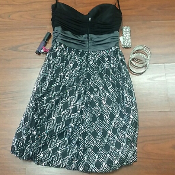 Dress - Picture 2 of 7