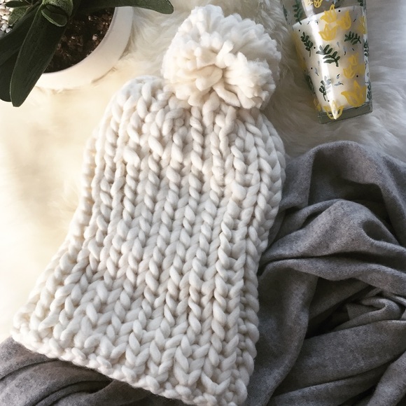 ✨SUPER SALE✨ CHUNKY KNIT WHITE POM HAT - - Picture 2 of 4