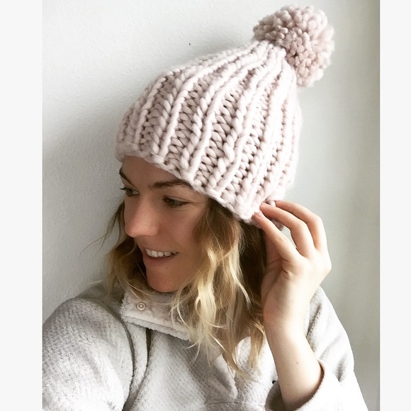 ✨SUPER SALE✨ CHUNKY KNIT WHITE POM HAT - - Picture 4 of 4