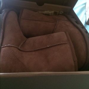 BROWN UGG
