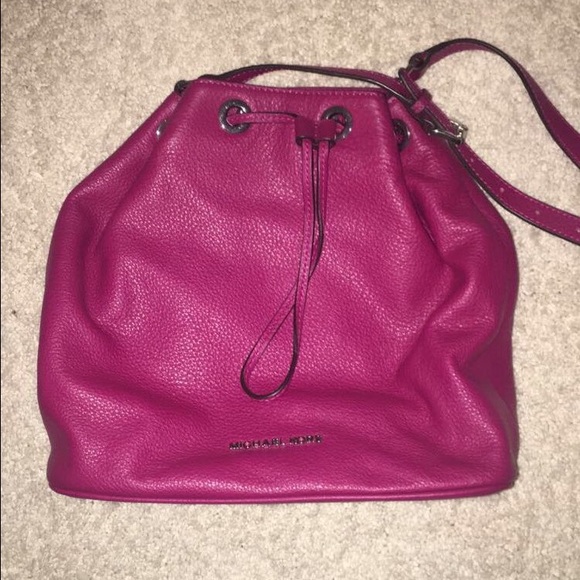 Michael Kors "Jules Drawstring Shoulder Bag" - Picture 2 of 4