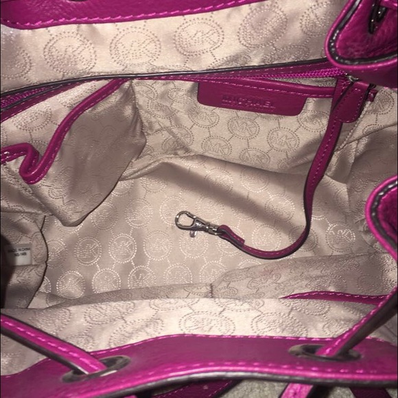 Michael Kors "Jules Drawstring Shoulder Bag" - Picture 4 of 4