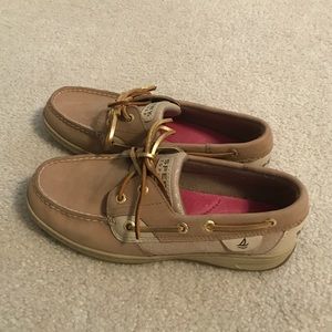Tan sperry top-siders