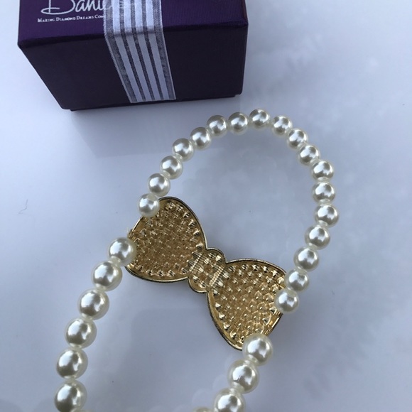 New Bow and pearl Bracelet Daniel Jewelers - Picture 4 of 8
