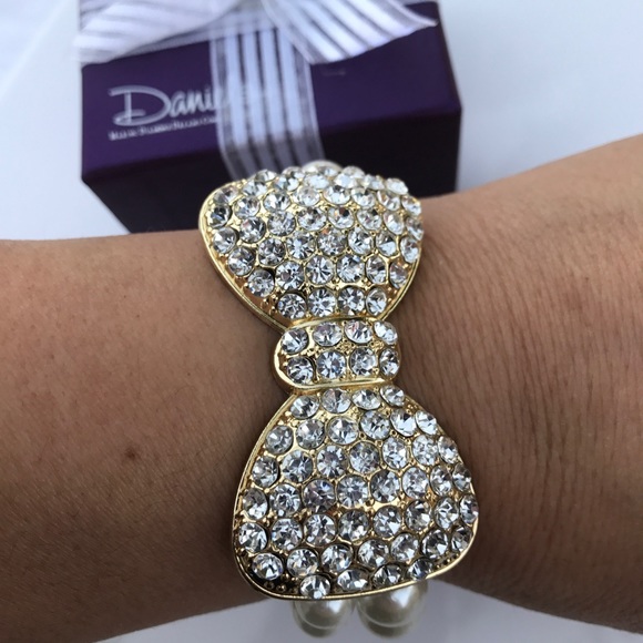 New Bow and pearl Bracelet Daniel Jewelers - Picture 6 of 8