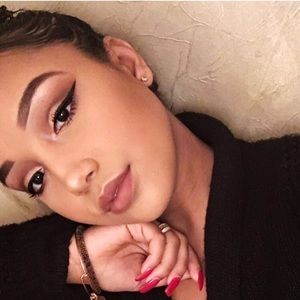 Meet your Posher, Alexis