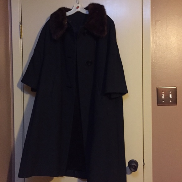 ❄️Vintage Black 3 Button Coat with Fur collar.❄️