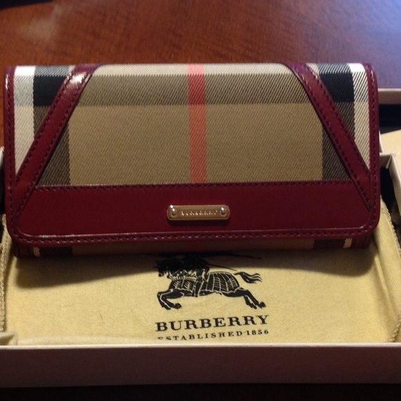 D O N T   B U Y ,,, SOLD !!!Burberry Wallet