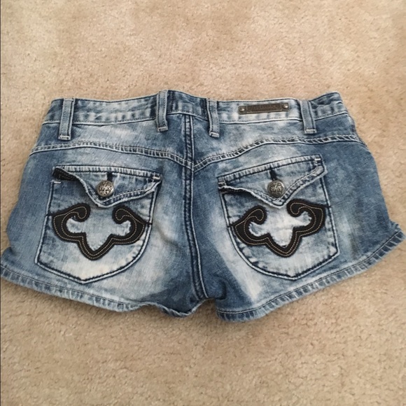 Express Shorts - Picture 2 of 4