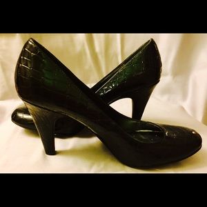 Black Pumps w/ Short Heel