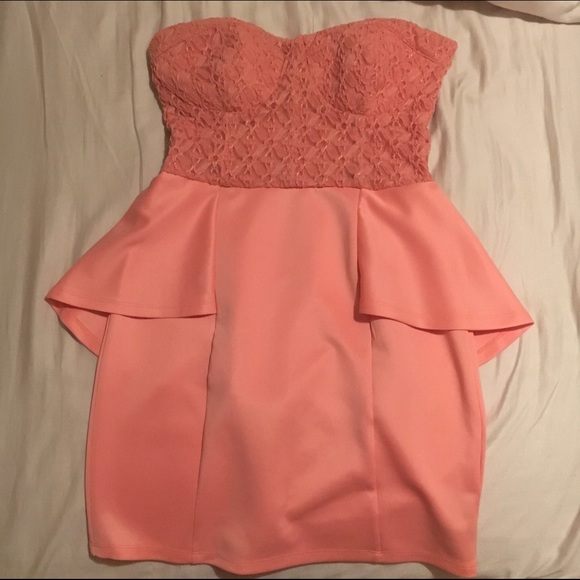 Strapless Peach colored Party dress! 🍑👗
