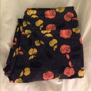 One size lularoe apple leggings (RARE)