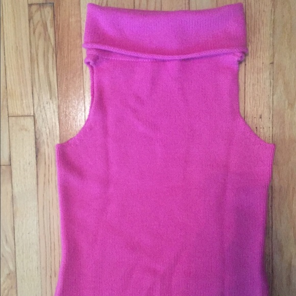 White&Warren pink sleeveless turtleneck sweater