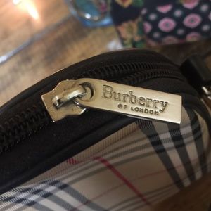 Adorable Burberry purse 👛