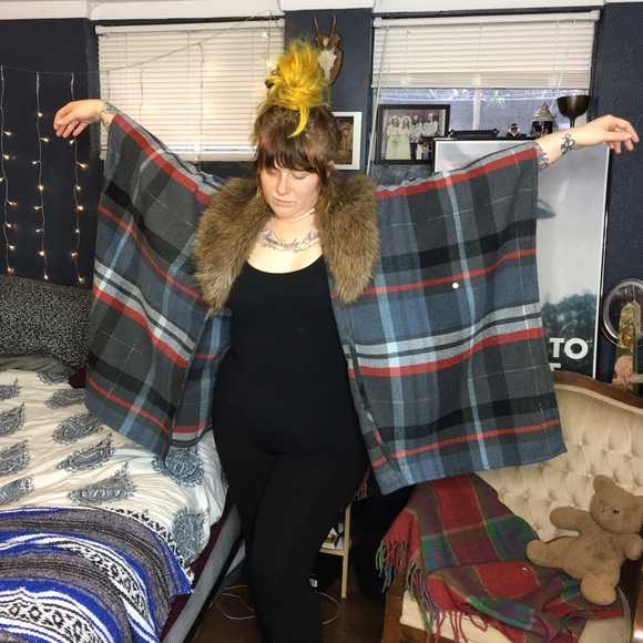 Warm plaid poncho with faux fur stole - Picture 4 of 4