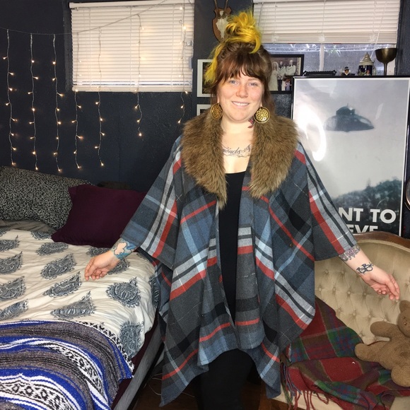 Warm plaid poncho with faux fur stole - Picture 3 of 4