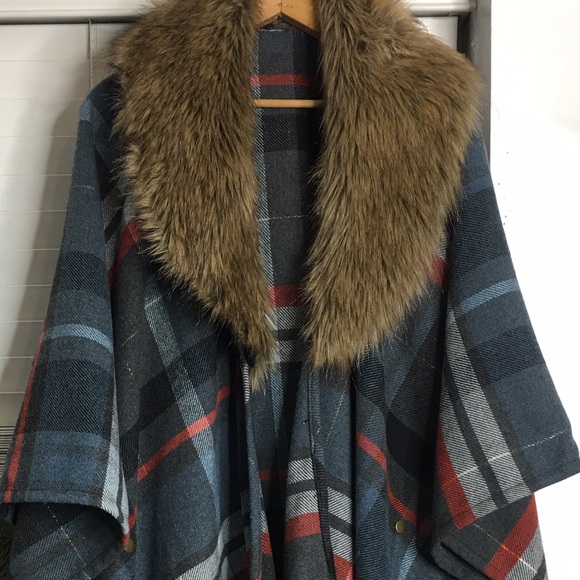 Warm plaid poncho with faux fur stole - Picture 2 of 4