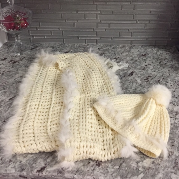 Cream hat and scarf with fur trim.