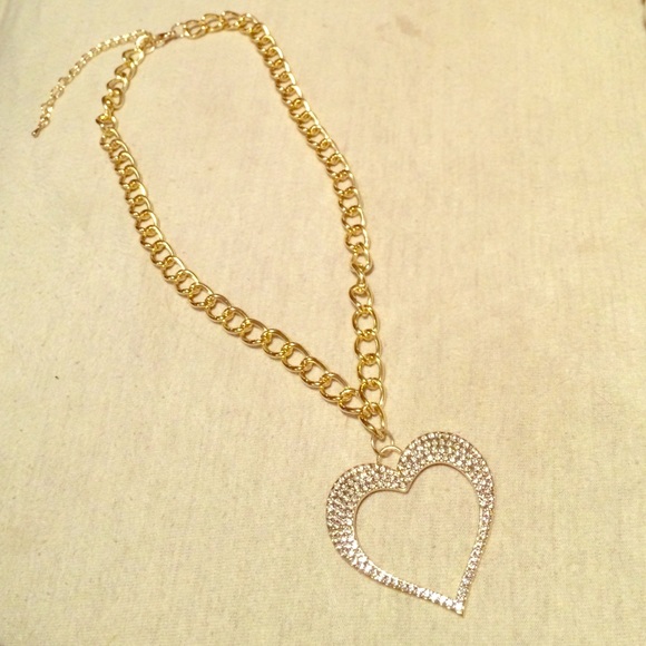 Very cute goldtone & Crystal heart-shaped necklace