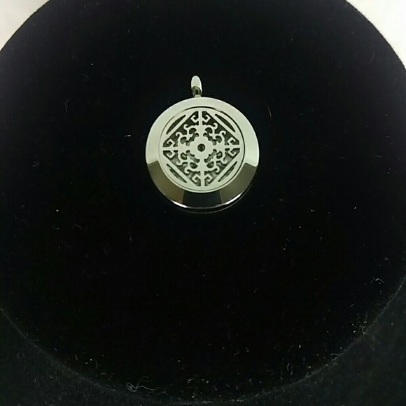 Essential OIL Diffuser Pendant 💛 3 for$15💛