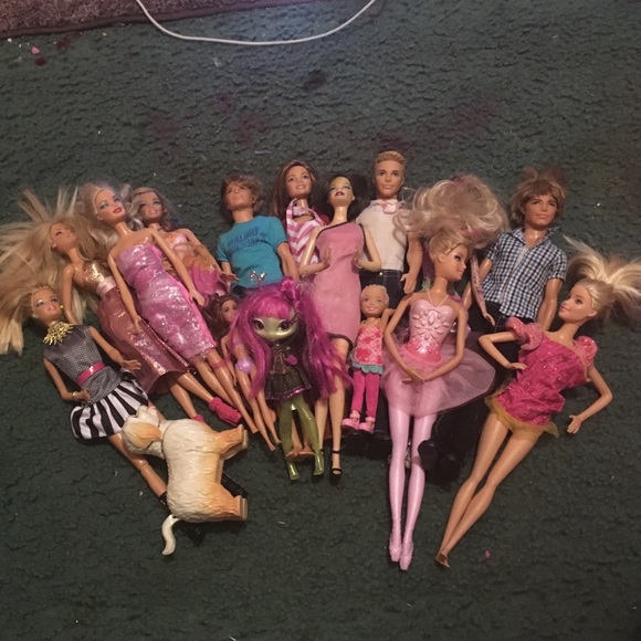 Barbies 9 girls 3 boys 2 girl kids 1 dog 1 Alien