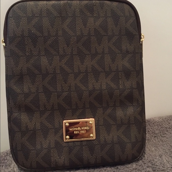 Micheal Kors Tablet case used in mint condition - Picture 1 of 2