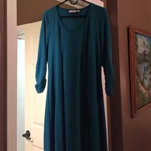 Dress with 3/4 scrunch sleeve.