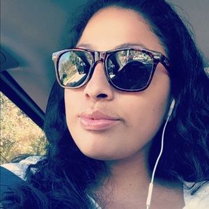 Meet your Posher, Claudia