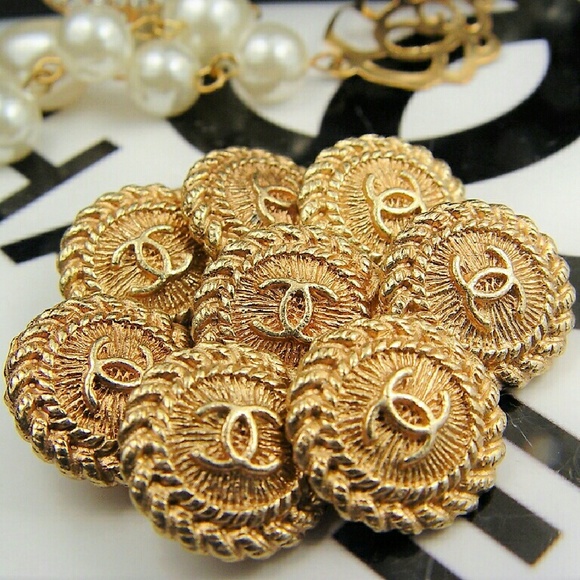 12 Chanel Button 100% Authentic - Picture 3 of 4