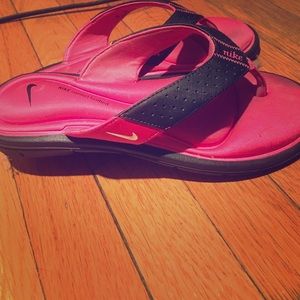 Pink Nike sandal/slipper