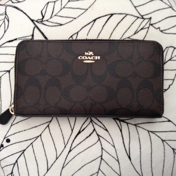 Coach Handbags - 💋Less than 48h left! Make me offers before 2017💋