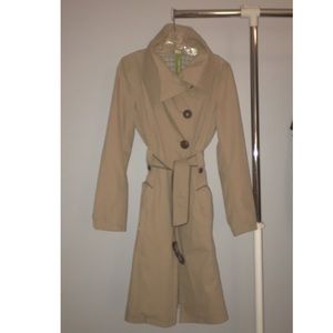 Trench coat with asymmetrical collar