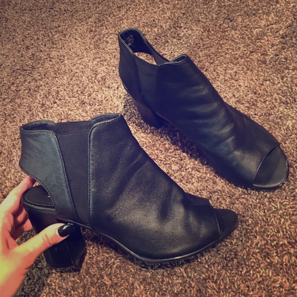 Steve Madden Black Leather Open Toe Booties 👢