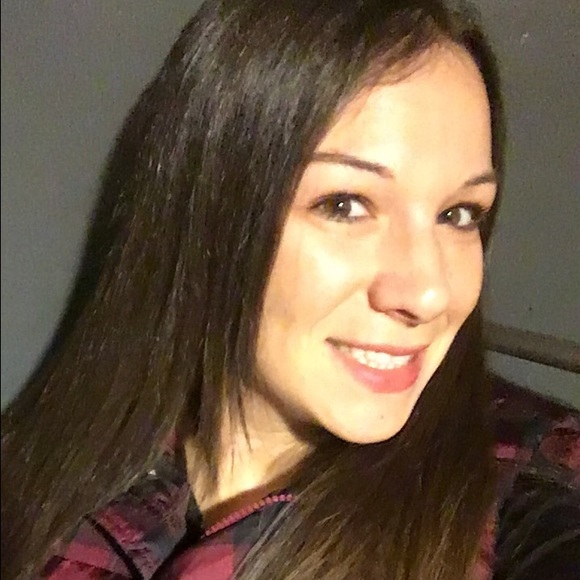 Meet your Posher, Amanda - Picture 2 of 2