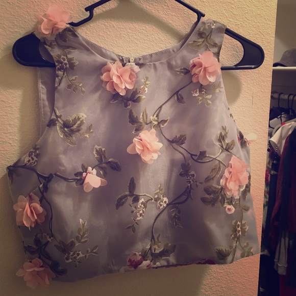 Gray floral 3D print crop top