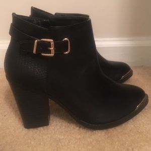 SOLD‼️Black booties w/gold detailing.