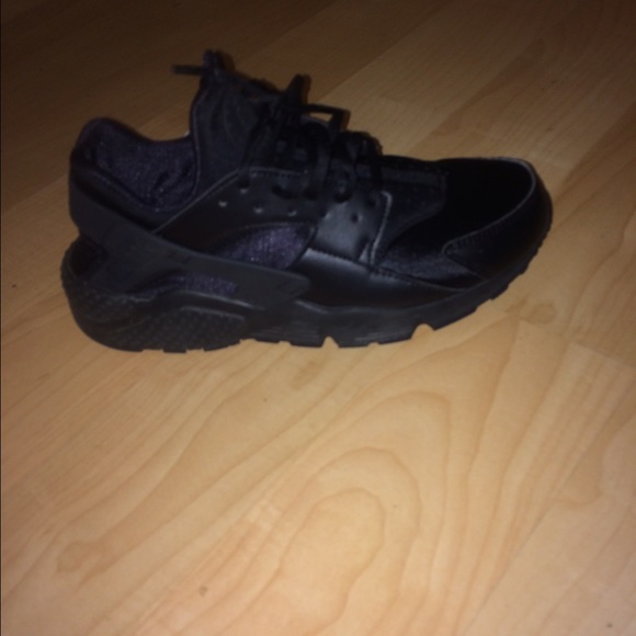 All black nike huarache shoes