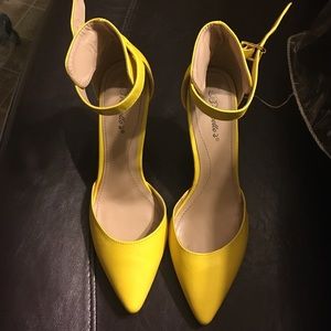 Yellow pumps 3 1/2 in heels. Only worn once.
