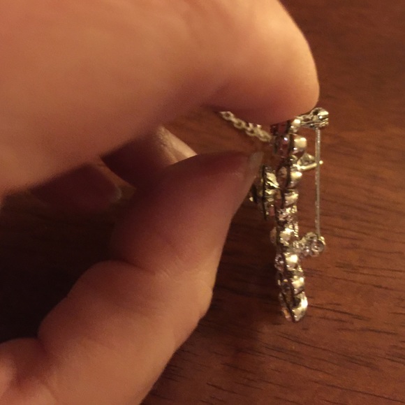 🔥FLASH SALE🔥❄️Snowflake Silvertone w/ Crystals. - Picture 2 of 3