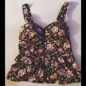 Beautiful Floral Top!🌺🌺