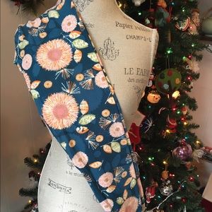 LulaRoe one size leggings fits size 0-12