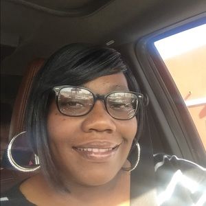 Meet your Posher, Deneshia