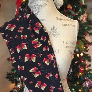 LulaRoe one size leggings fits size 0-12