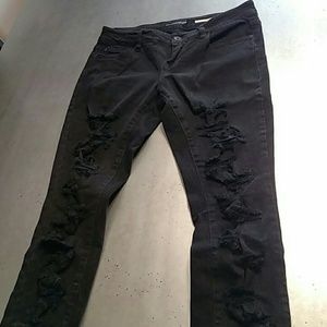 Black distressed skinny jean