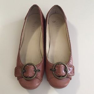 Lauren by Ralph Lauren flat does.