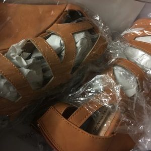 BNIB women's wedge heel shoe tan size 9 (us)