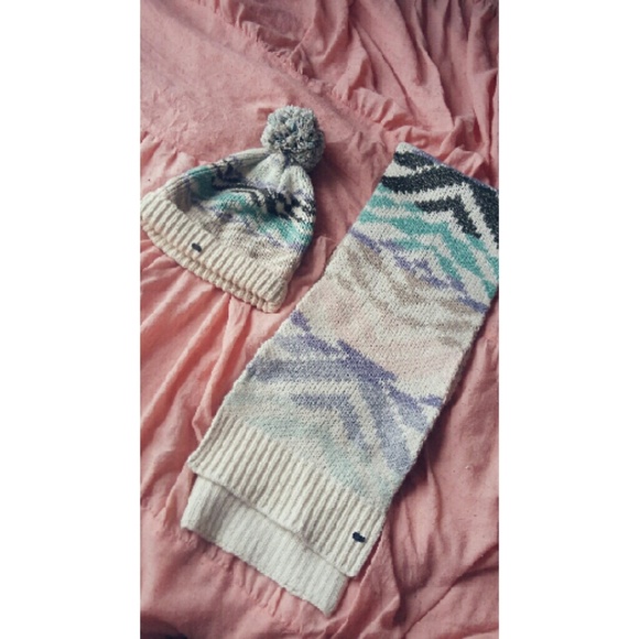 Victoria's Secret Hat and Scarf Set