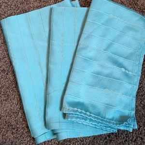 DONATED 125 3 pc napkin set